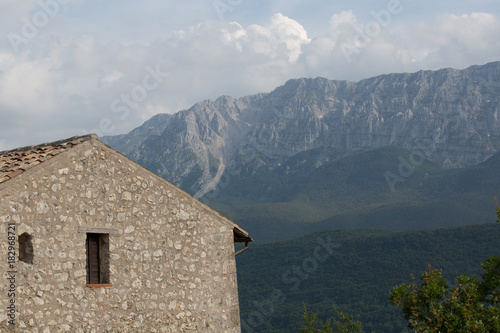 Anticha casa restaurata in un villaggio di montagna abbandonato, al orizzonte Monte Di Canale, Monte Sirente, Abruzzo