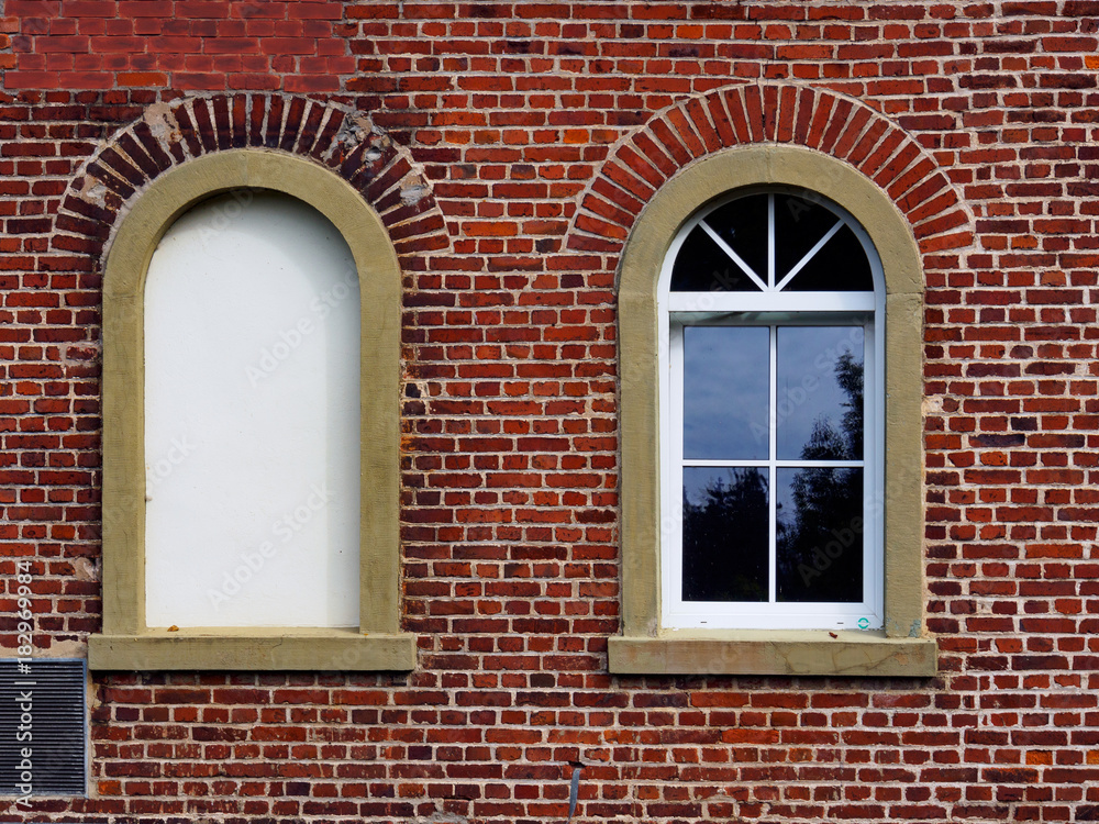 Obraz premium Backsteinwand mit zwei Fenster
