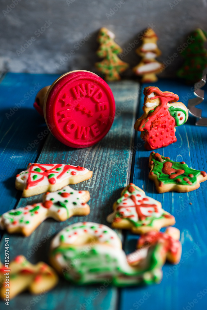 Fototapeta premium Pieczenie ciasteczek świątecznych. Tło wakacje.