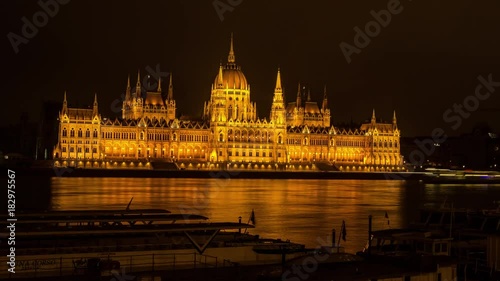 BUDAPEST – Moving timelapse/Hyperlapse of Parliament at night over River Danube