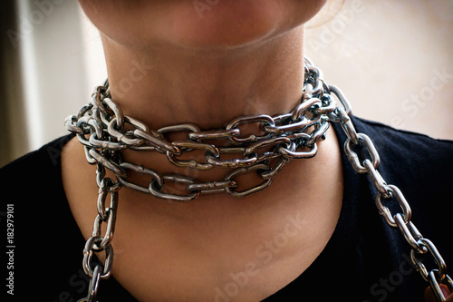 Bilde på lerret Photo of hands releasing the neck from a metal chain