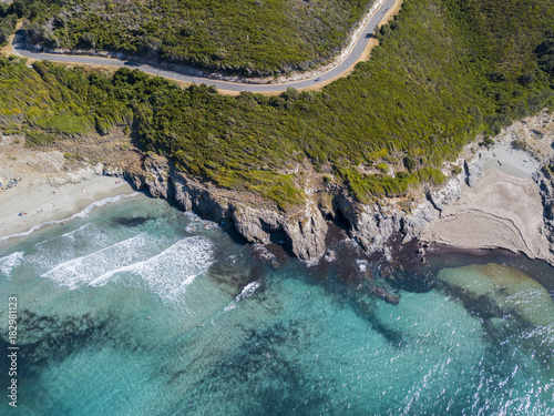 Vista aerea della costa della Corsica, strade serpeggianti e calette con mare cristallino. Penisola di Cap Corse, Corsica. Tratto di costa. Anse d'Aliso. Golfo d’Aliso. Francia photo