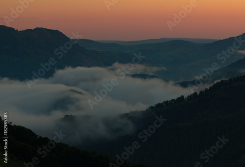 Fototapeta Naklejka Na Ścianę i Meble -  Sunrise over the valley