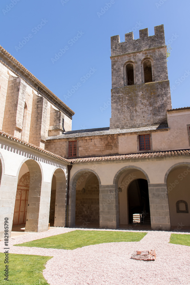 Cloitre et tour de l'Abbaye de Caunes-Minervois