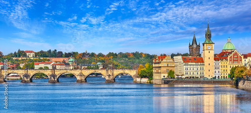 Fotografía Fall landscape view to Charles bridge on Vltava river in Prague