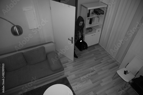 Foto Robber Entering In House
