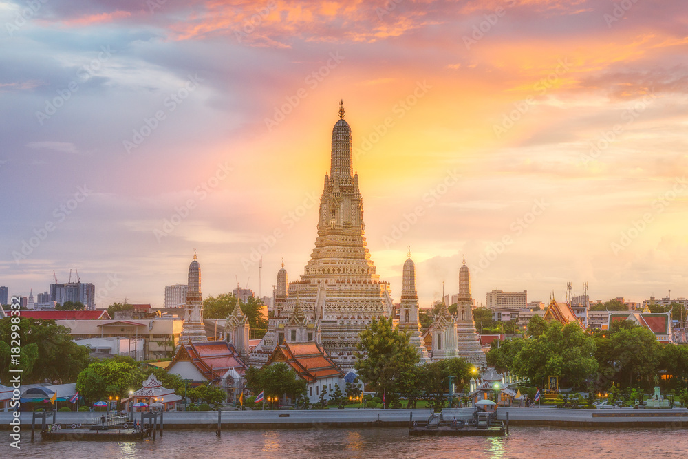 Iconic Wat Arun at sunset