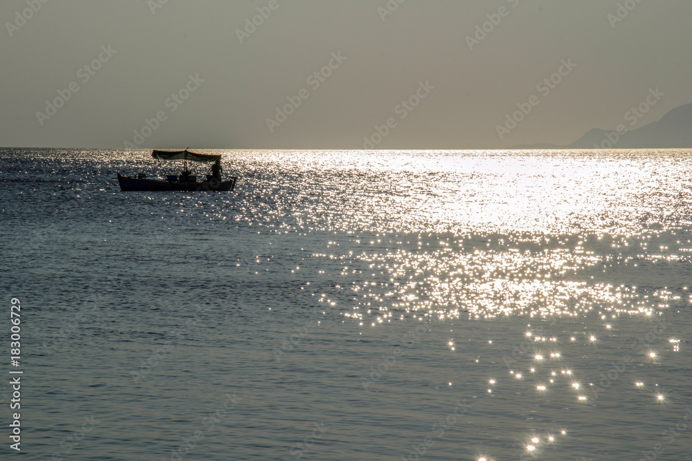 Naklejka premium boat on the sea in the distance 