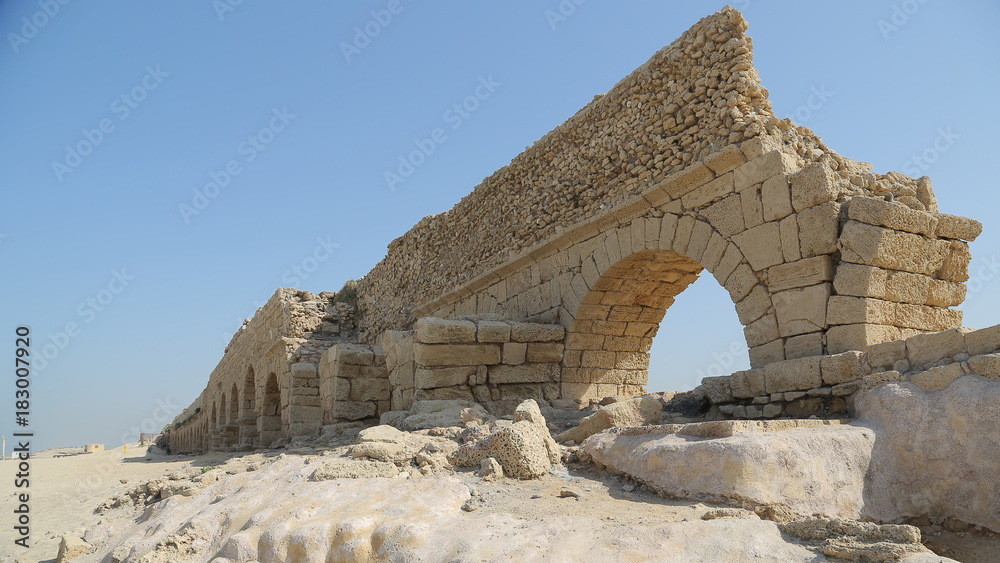 Acueducto de Herodes de la ciudad de Cesarea en Israel