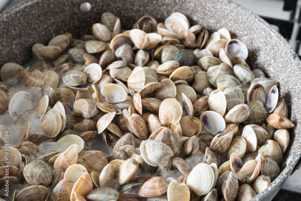 Cooking spaghetti with clams