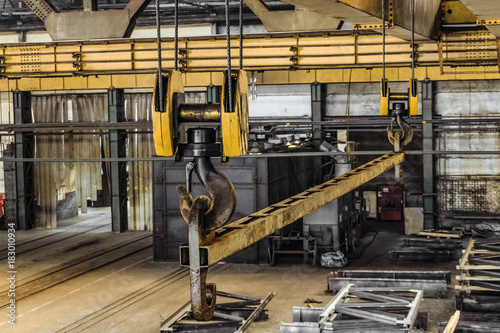 Cuadro en lienzo Steel hooks with linear traverse of industrial overhead crane in the span of the