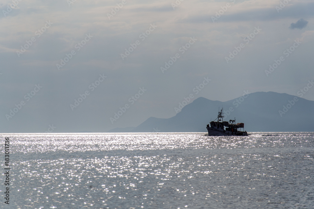 Naklejka premium boat on the sea in the distance 