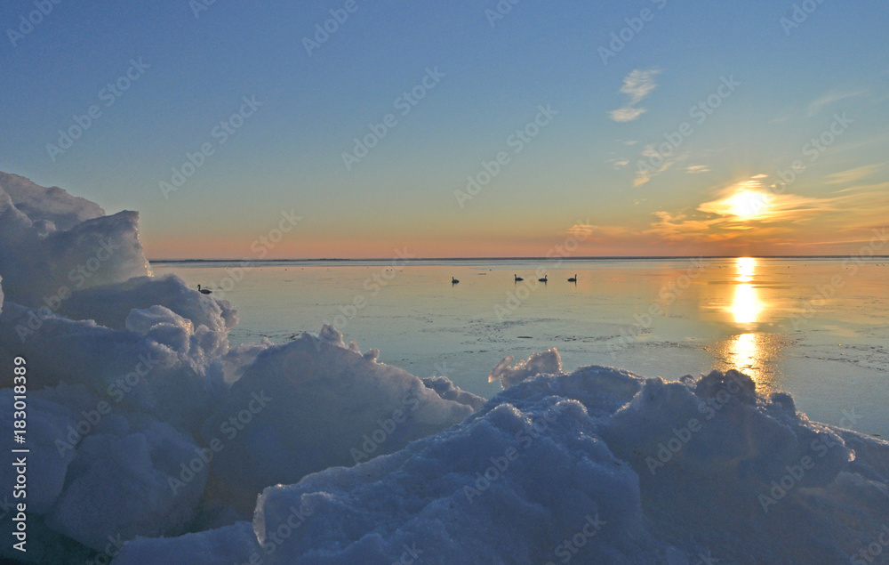 Sonnenuntergang über der zugefrorenen Ostsee