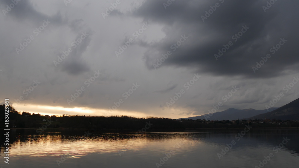 Maltempo in arrivo nuvole di temporale sul lago