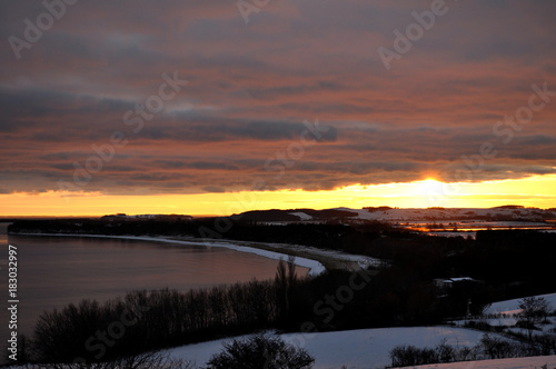 Sonnenuntergang im Winter über Mönchgut, Göhren und Groß Zicker © textag