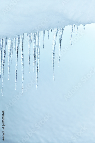 雪と氷柱 冬イメージ