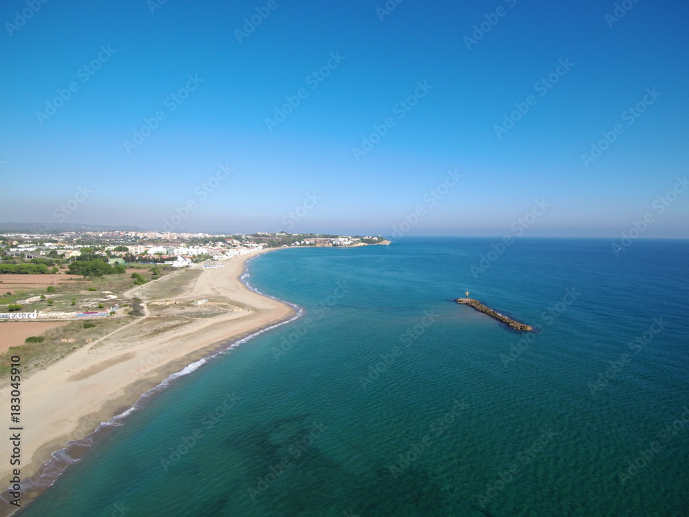 Playa de El castillo de Tamarit, de estilo románico, está situado sobre un promontorio a orillas del mar Mediterráneo en el término municipal de Tarragona (España)