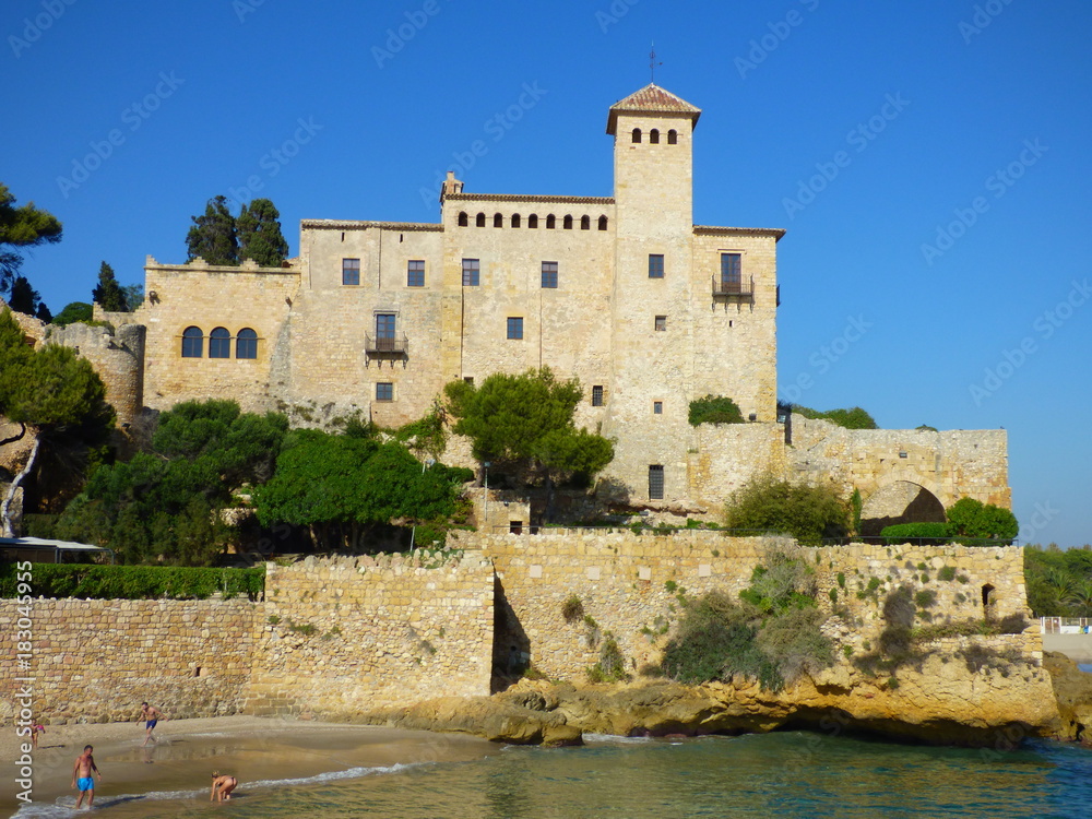Castillo de Tamarit, de estilo románico, está situado sobre un promontorio a orillas del mar Mediterráneo en el término municipal de Tarragona (España)