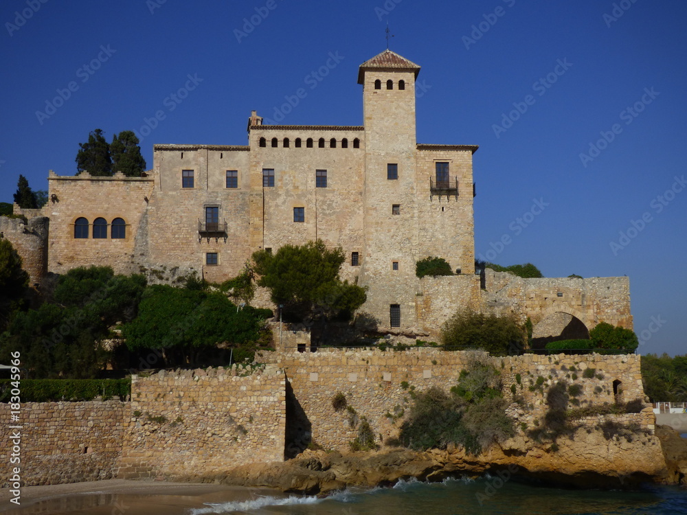 El castillo de Tamarit, de estilo románico, está situado sobre un promontorio a orillas del mar Mediterráneo en el término municipal de Tarragona (España)
