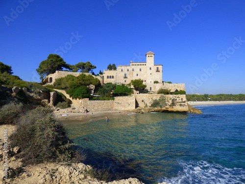 El castillo de Tamarit, de estilo románico, está situado sobre un promontorio a orillas del mar Mediterráneo en el término municipal de Tarragona (España)