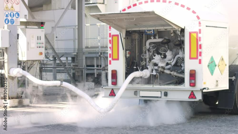 Cryogenic tanker filling with liquid nitrogen