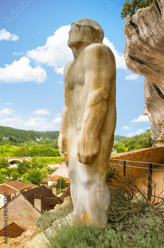 Les Eyzies de Tayac. Statue de l'homme de cro-magnon sur le chemin qui domine le village. Dordogne. Nouvelle-Aquitaine  photo