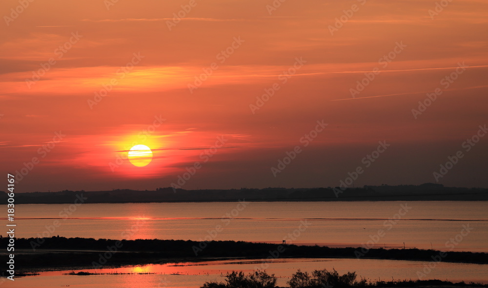 coucher de soleil sur l'étang de Thau aux couleurs flamboyantes