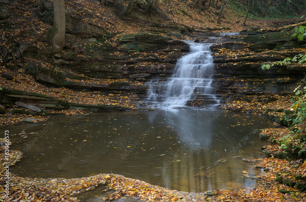Naklejka premium Kółko wodospadu