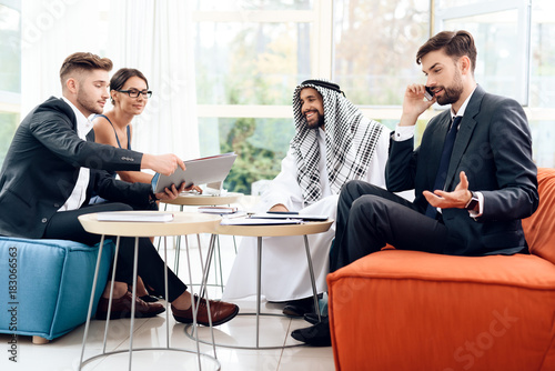Canvas Print An arab businessman is discussing a business deal with his business partners