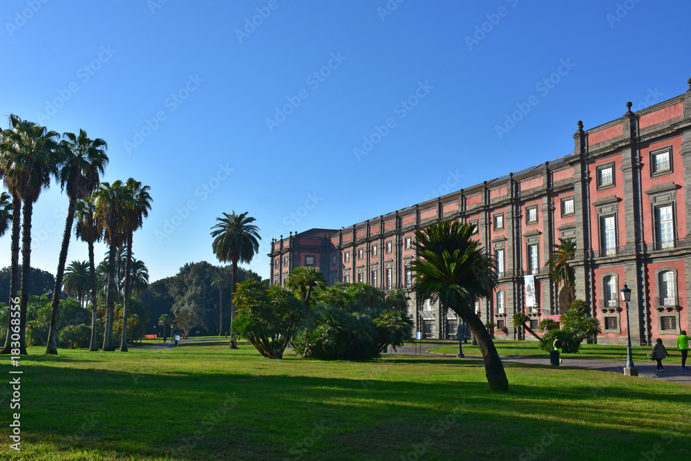 Napoli.  Reggia di Capodimonte, costruita a partire dal 1738 per volere di Re Carlo di Borbone, è un palazzo reale, con annesso un parco. Fu la residenza storica dei Borbone di Napoli. 