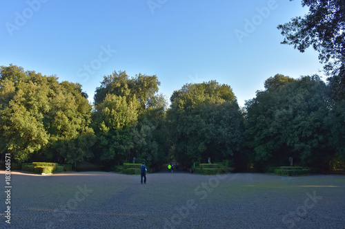 Napoli. Reggia di Capodimonte, costruita a partire dal 1738 per volere di Re Carlo di Borbone, è un palazzo reale, con annesso un parco. Ingresso ai 5 viali del bosco.