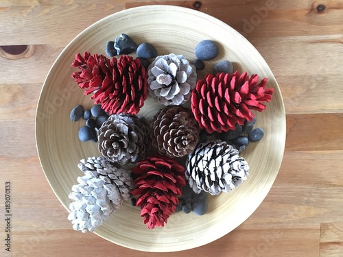decorazioni natalizie su piatto di legno  photo