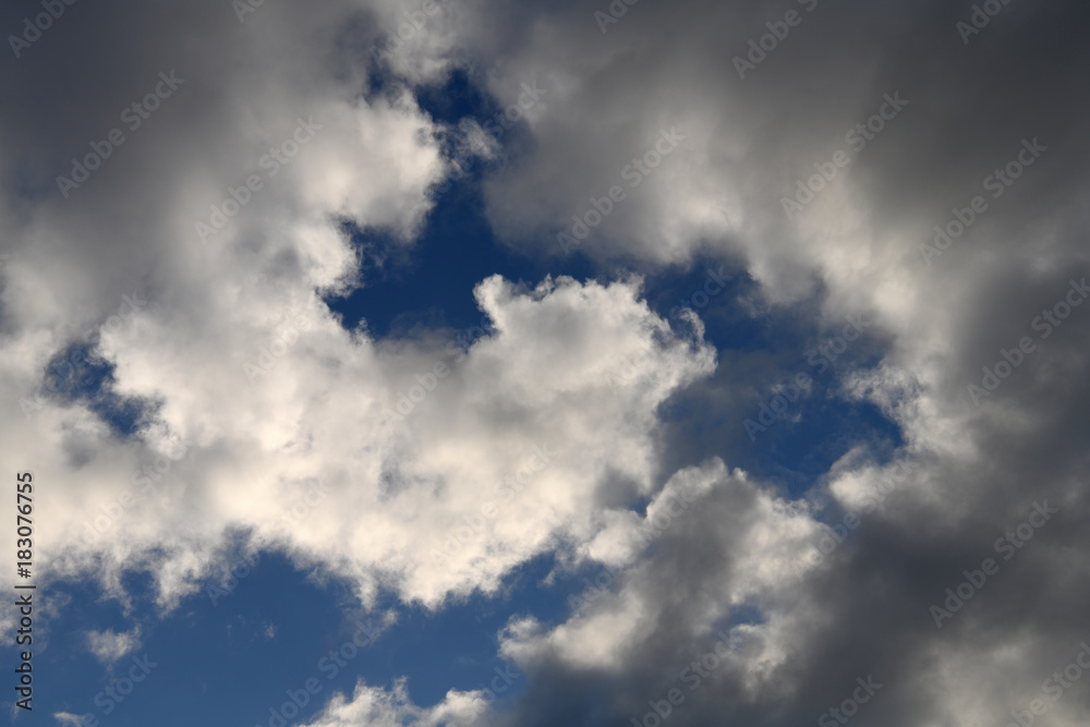青空と雲「空想・雲のモンスターたち(画面中央付近と上の部分に左向きの顔イメージなど)」(何かを見つけて叫ぶ、誰かを見つけて呼びかける、親子で、仲間となどのイメージ) 青空と雲「空想・雲のモンスターたち(画面中央付近と上の部分に左向きの顔イメージなど)」(何かを見つけて叫ぶ、誰かを見つけて呼びかける、親子で、仲間となどのイメージ)