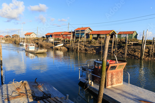 Chenal Ostréicole de La Tremblade avec ces cabanes de couleurs. Les Huitres de Marennes-Oléron