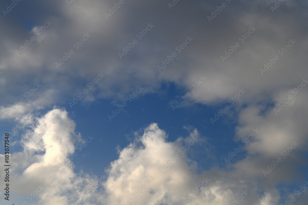 青空と雲「空想・雲のモンスターたち」（日当たり、決め手がないなどのイメージ）
