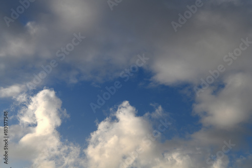 Fototapeta Naklejka Na Ścianę i Meble -  青空と雲「空想・雲のモンスターたち」（日当たり、決め手がないなどのイメージ）