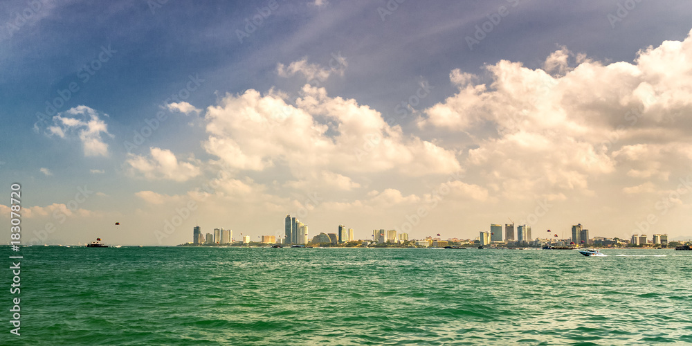 Naklejka premium вид с моря на курортный город Паттайя, Тайланд