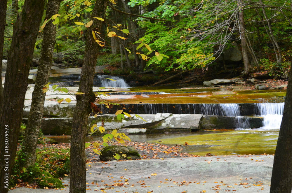 Obraz premium Water flowing over smooth rocks