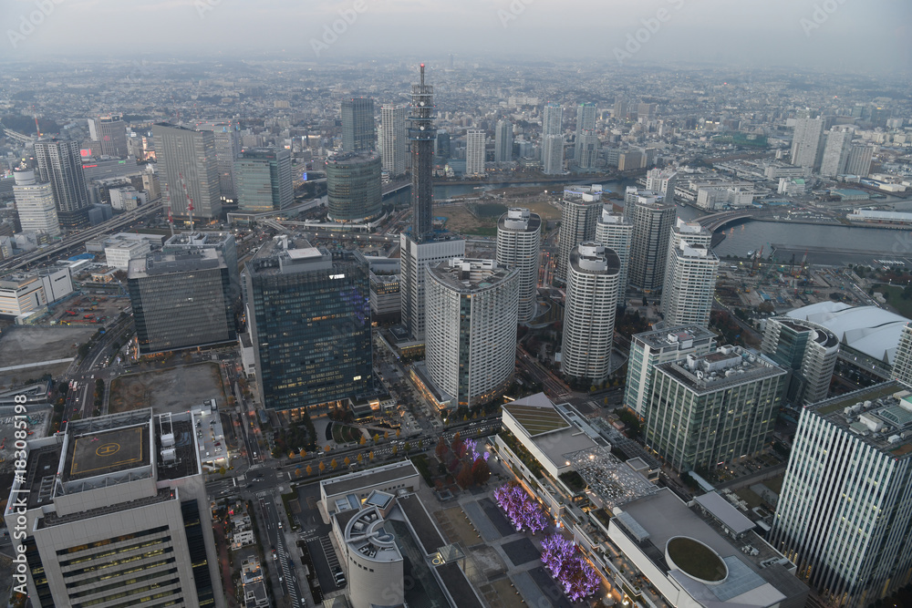 Fototapeta premium 日本・横浜の都市風景「横浜の街並みやMM21などを望む)