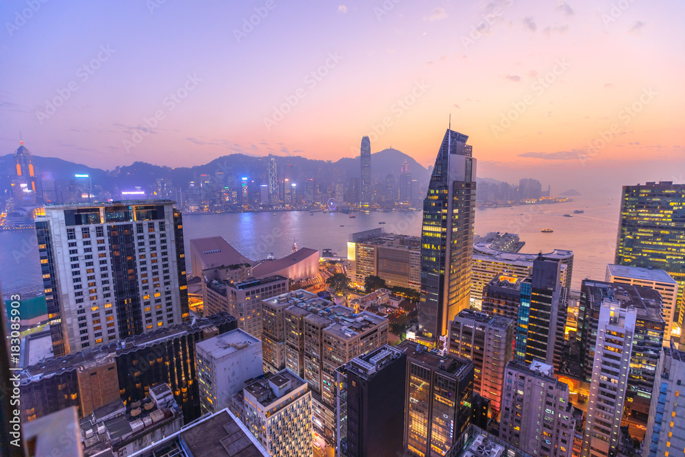 Fototapeta premium Spektakularny widok z lotu ptaka na Port Wiktorii, wieżowce i panoramę Hongkongu nocą.