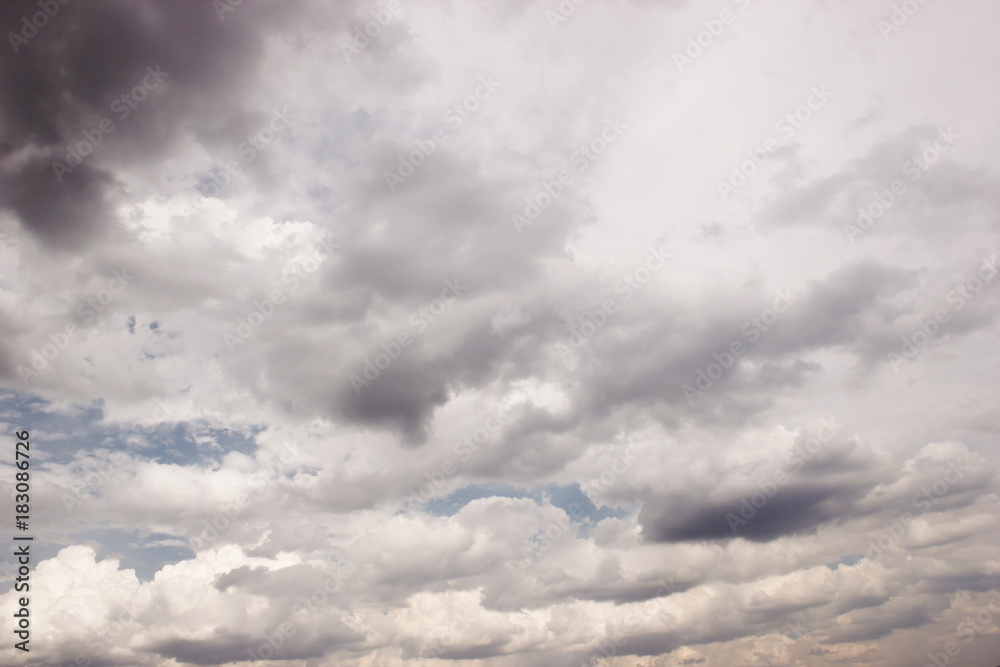 Obraz premium Horizontal photo of a beautiful sky rich in clouds with strong contrast