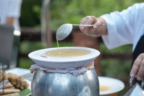 Foto Hand of chef to Cook and pastry-cook in Thai food