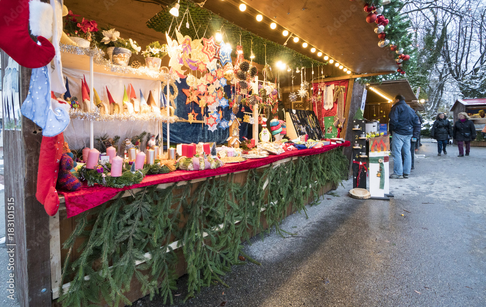 Obraz premium Romantischer Weihnachtsmarkt in Bad Wörishofen in Bayern