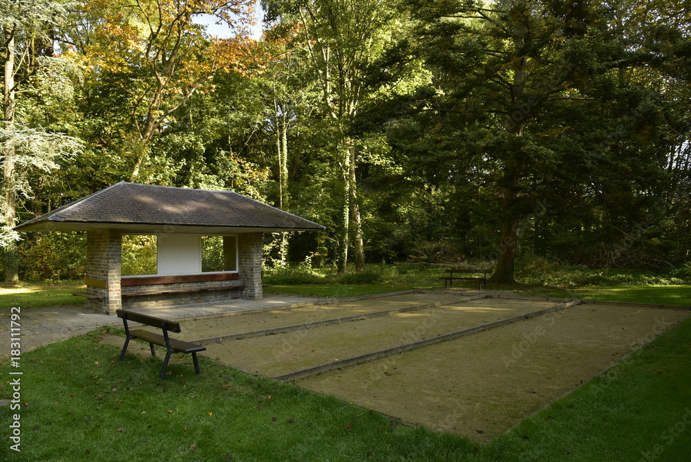 Terrains pour la pétanque ,ombragé au Vrijbroekpark à Malines Terrains pour la pétanque ,ombragé au Vrijbroekpark à Malines