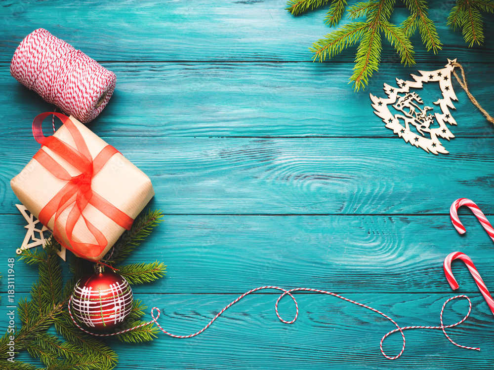 Naklejka premium Christmas new year flat lay with gift box on green wooden background