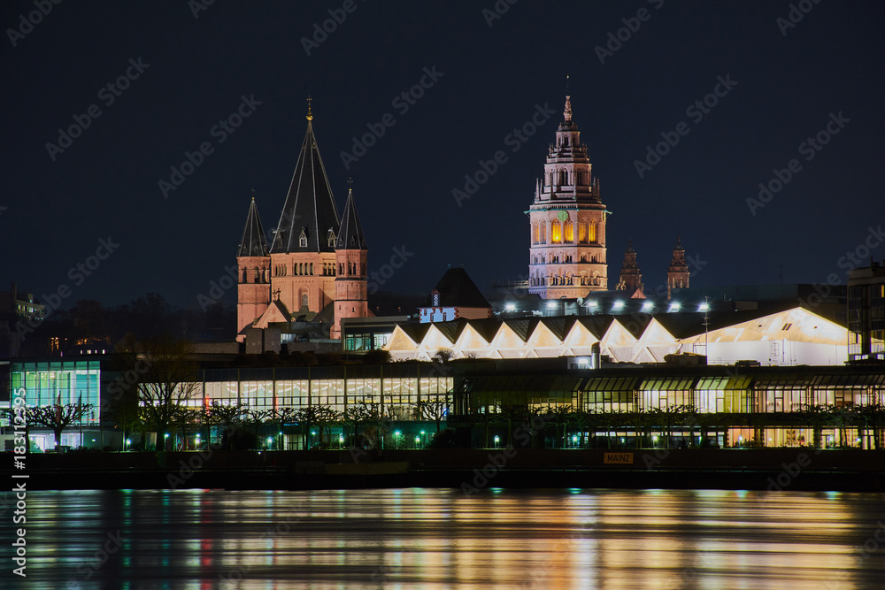 Nachtaufnahme von Mainz-Kastel aus mit Blick auf den Mainzer Dom