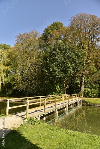 L un des ponts en bois et son reflet dans l eau enjambant un bras de l   tang principal  au Vrijbroekpark    Malines