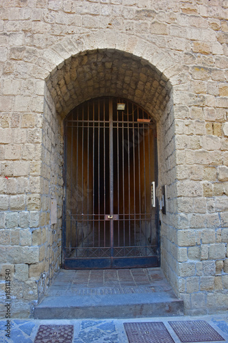 Napoli  Castel dell Ovo  anno 1100 circa     il castello pi   antico della citt   di Napoli  sorge sull isolotto di tufo di Megaride.  Porta ad arco con griglia di ferro per  accesso ai piani superiori..