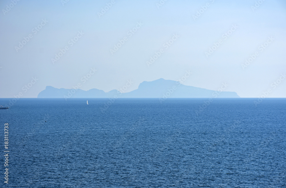 Napoli. Isola di Capri.  Profilo di donna addormentata in mezzo al mare. 