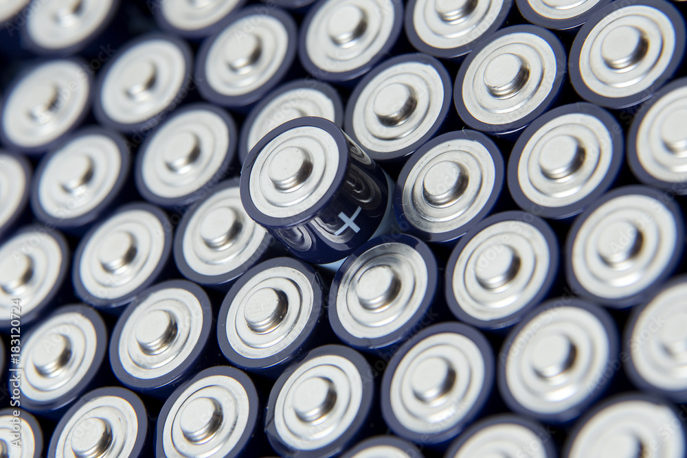 Composition with alkaline batteries Composition with alkaline batteries